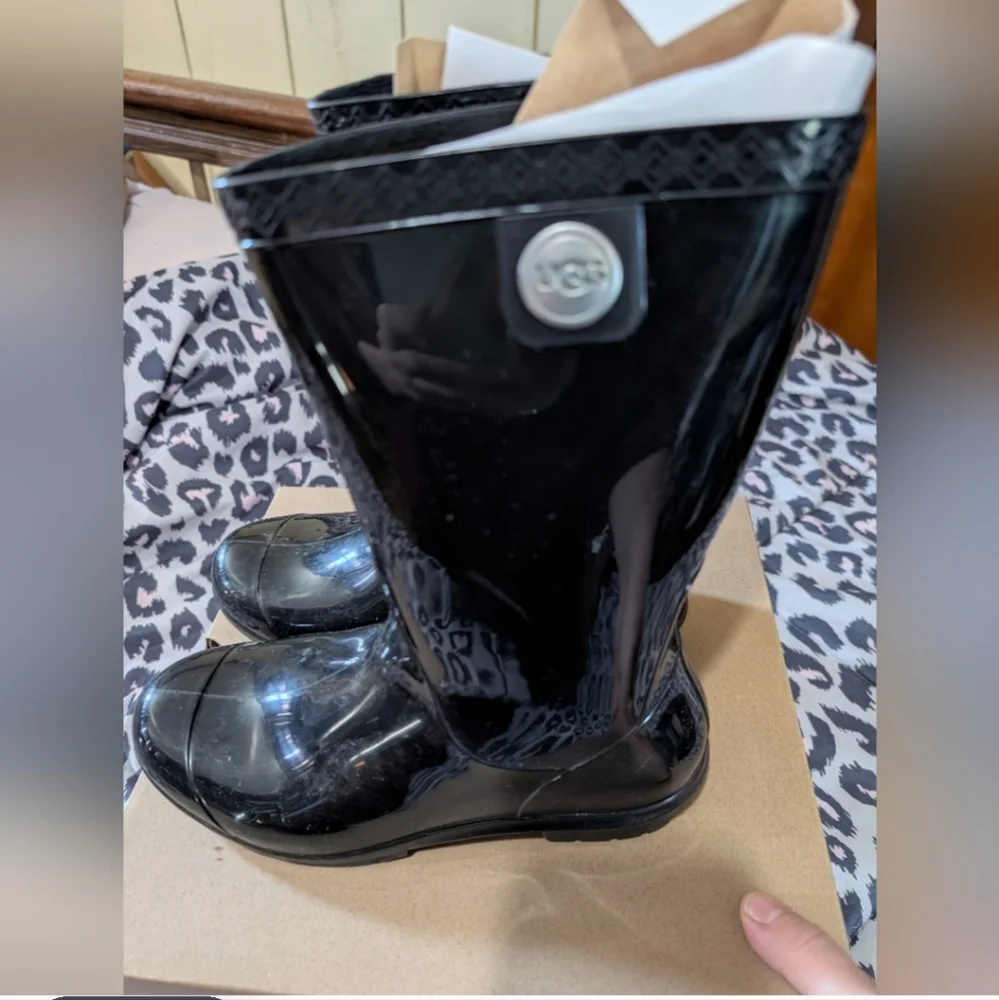 Ugg Woman's Size 6 Rain boots